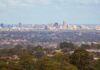Adelaide: co vidět a tipy na výlety | Průvodce Panorama centra Adelaidy se zelenými parky a elegantní historickou architekturou
