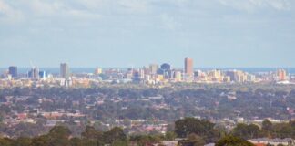 Adelaide: co vidět a tipy na výlety | Průvodce Panorama centra Adelaidy se zelenými parky a elegantní historickou architekturou