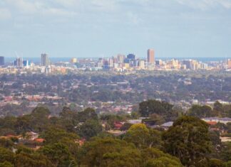 Adelaide: co vidět a tipy na výlety | Průvodce Panorama centra Adelaidy se zelenými parky a elegantní historickou architekturou