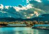 Hobart: hlavní město Tasmánie a co v něm vidět Pohled na Hobart hlavní město Tasmánie s majestátní horou Mount Wellington v pozadí a řekou Derwent v popředí