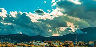 Hobart: hlavní město Tasmánie a co v něm vidět Pohled na Hobart hlavní město Tasmánie s majestátní horou Mount Wellington v pozadí a řekou Derwent v popředí