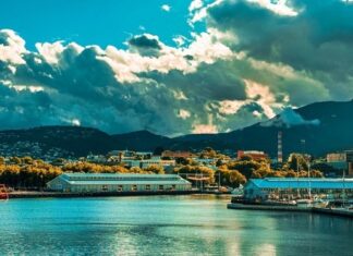 Hobart: hlavní město Tasmánie a co v něm vidět Pohled na Hobart hlavní město Tasmánie s majestátní horou Mount Wellington v pozadí a řekou Derwent v popředí