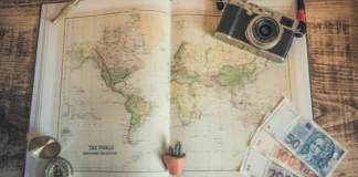Kolik stojí cesta do Austrálie? Reálný rozpočet v AUD i Kč Cestovatelé si počítají rozpočet na cestu do Austrálie pomocí notebooku, mapy a poznámek
