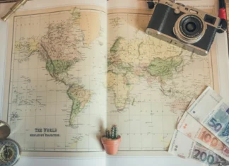 Kolik stojí cesta do Austrálie? Reálný rozpočet v AUD i Kč Cestovatelé si počítají rozpočet na cestu do Austrálie pomocí notebooku, mapy a poznámek