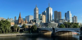 Melbourne za 19 421 Kč s British Airways Pohled z trajektu na Melbourne s řekou Yarra a čtvrtí CBD v běžný den