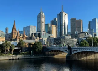 Melbourne za 19 421 Kč s British Airways Pohled z trajektu na Melbourne s řekou Yarra a čtvrtí CBD v běžný den